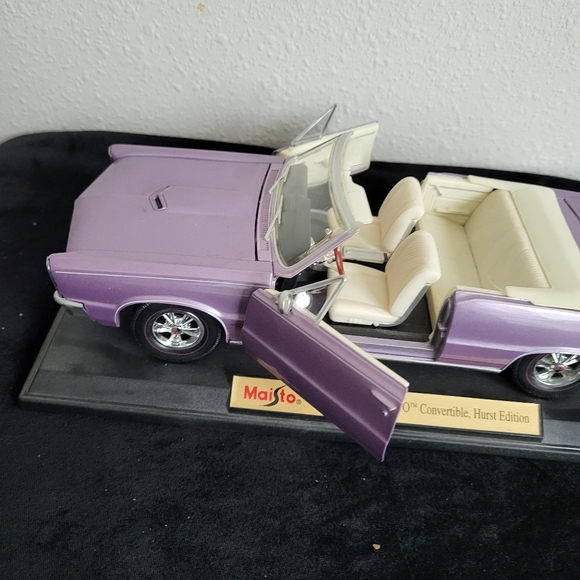 Maisto 1965 Pontiac G.T.O. Die-cast Model Car - Picture 3 of 10